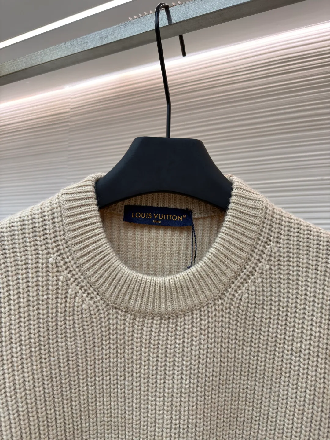 LOUIS VUITTON three-flowered crew neck sweater ●Original version: Purchased and developed for 13200 ●Item number: 1681552-B50 ●Fabric: wool blended fabric ●Technology: Knitted ●Color: Khaki ●Version: Fitted version ●Weight: about 970 grams ●Size: XS-S-M-L ●Description: The wool is made of high-quality wool yarn, one of the must-have wool materials for high-end goods. It is knitted with a Cixing 5-needle machine and a jacquard weave. Each piece takes 270 minutes per piece, parallel average speed, multi-color partial jacquard craftsmanship, and is made by an experienced master who takes 3 days to cut out the drawings. Specific three-label washing, the overall wiring is straight and delicate, the fabric is comfortable and soft, the color is consistent and there is no color difference. It can be matched with the same style to create a fashionable look, and can be used in various occasions. Customized accessories, complete with three standards, same style for men and women!